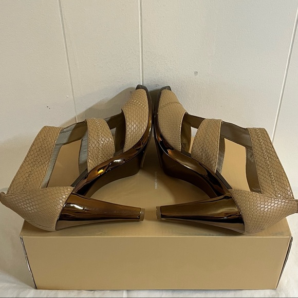 Michael Kors MK tan and brown, leather, strappy sandal heels with gold zipper - Picture 7 of 9
